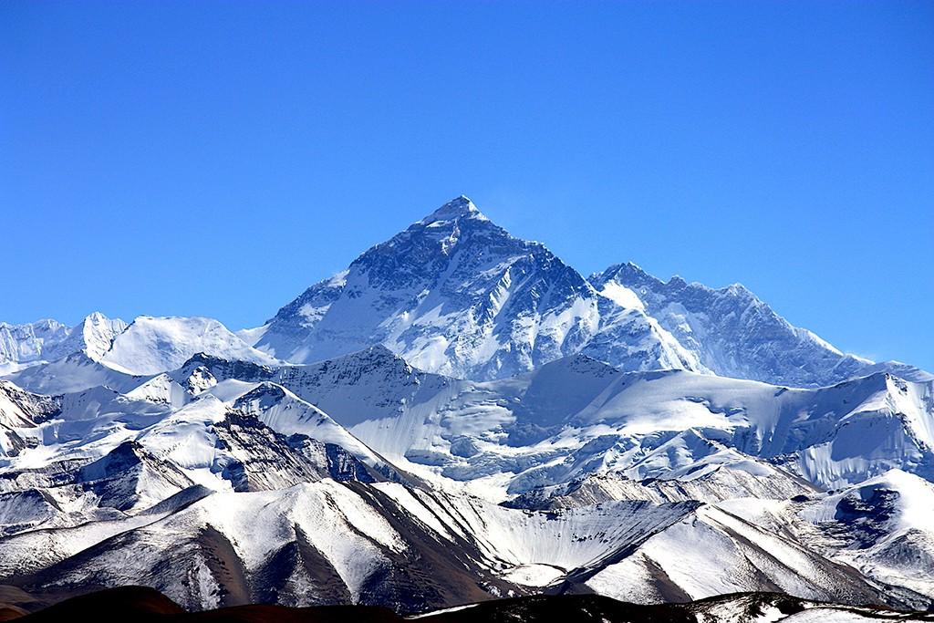 一张巨大的雪山的照片